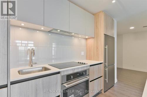 D-430 - 8 Beverley Glen Boulevard, Vaughan, ON - Indoor Photo Showing Kitchen With Upgraded Kitchen