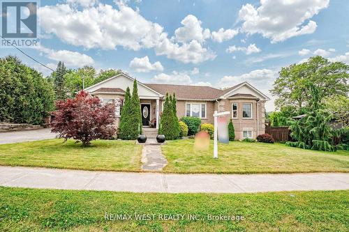 204 Simcoe Road, Bradford West Gwillimbury, ON - Outdoor With Facade