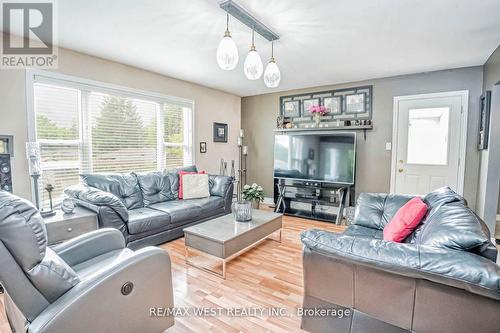 204 Simcoe Road, Bradford West Gwillimbury, ON - Indoor Photo Showing Living Room