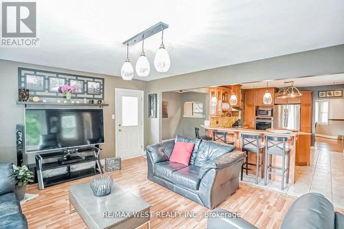 204 Simcoe Road, Bradford West Gwillimbury, ON - Indoor Photo Showing Living Room