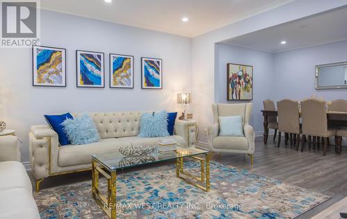 86 Blossom Crescent, Toronto, ON - Indoor Photo Showing Living Room