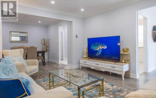 86 Blossom Crescent, Toronto, ON - Indoor Photo Showing Living Room