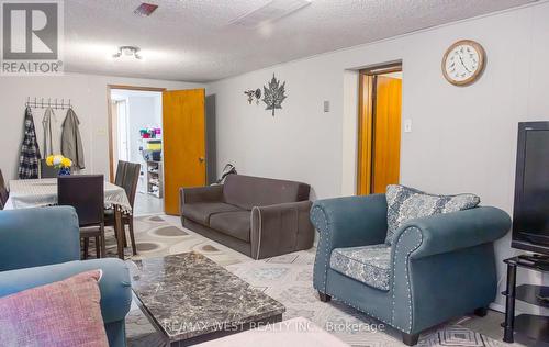 86 Blossom Crescent, Toronto, ON - Indoor Photo Showing Living Room