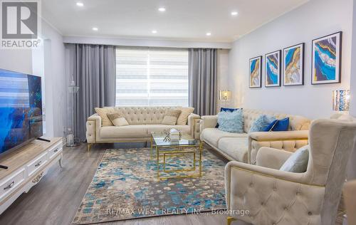 86 Blossom Crescent, Toronto, ON - Indoor Photo Showing Living Room