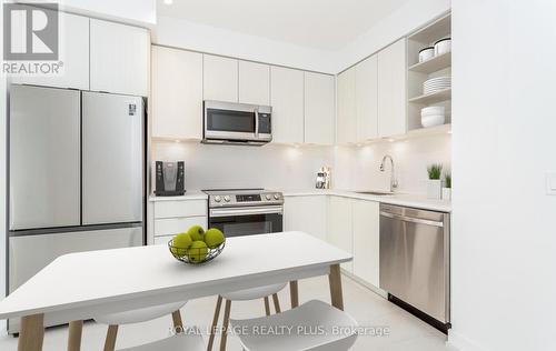 806 - 4675 Metcalfe Avenue, Mississauga (Central Erin Mills), ON - Indoor Photo Showing Kitchen With Stainless Steel Kitchen With Upgraded Kitchen