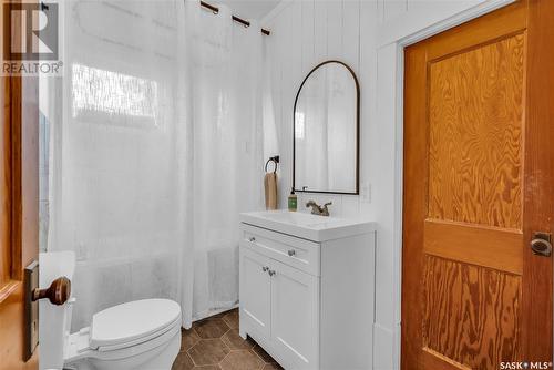 506 6Th Street, Saskatoon, SK - Indoor Photo Showing Bathroom