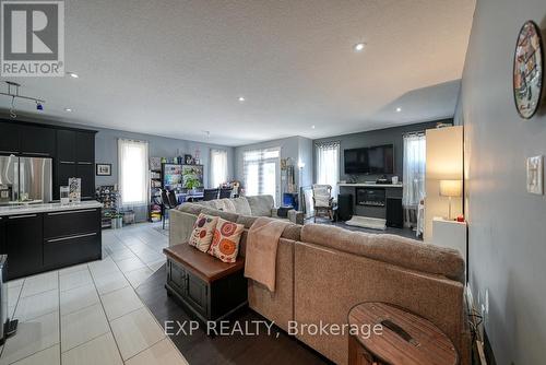 1456 Healy Lane, London, ON - Indoor Photo Showing Living Room