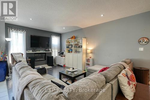 1456 Healy Lane, London, ON - Indoor Photo Showing Living Room