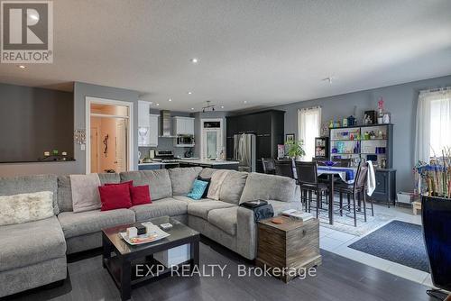 1456 Healy Lane, London, ON - Indoor Photo Showing Living Room