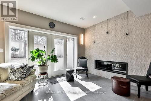 1372 Kenmuir Avenue, Mississauga (Mineola), ON - Indoor Photo Showing Living Room