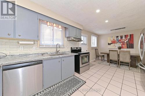 98 Riverdale Drive, Hamilton, ON - Indoor Photo Showing Kitchen