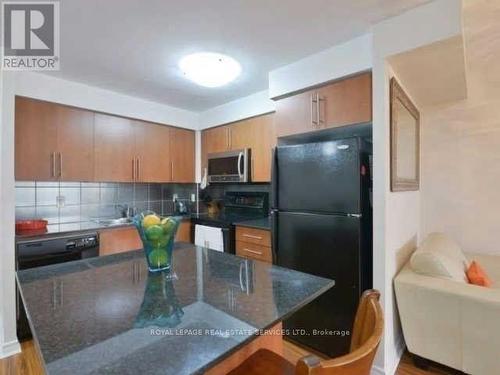 3001 - 310 Burnhamthorpe Road W, Mississauga (City Centre), ON - Indoor Photo Showing Kitchen