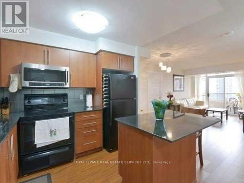 3001 - 310 Burnhamthorpe Road W, Mississauga (City Centre), ON - Indoor Photo Showing Kitchen