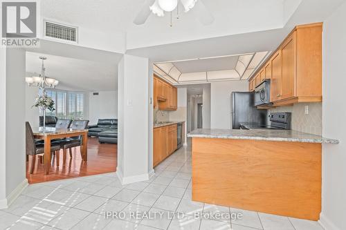 909 - 22 Hanover Road, Brampton, ON - Indoor Photo Showing Kitchen