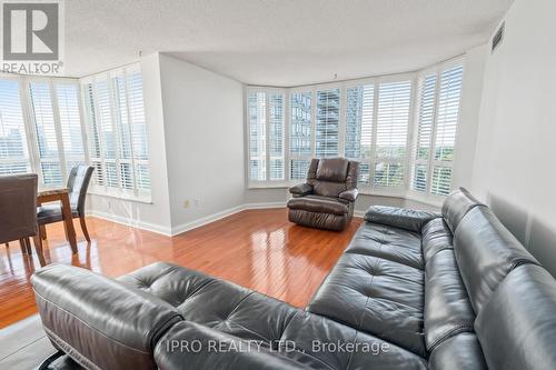 909 - 22 Hanover Road, Brampton (Queen Street Corridor), ON - Indoor Photo Showing Living Room