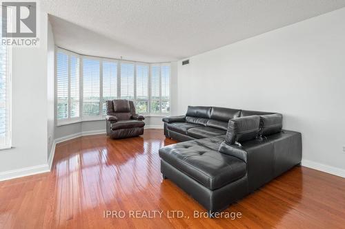 909 - 22 Hanover Road, Brampton (Queen Street Corridor), ON - Indoor Photo Showing Living Room