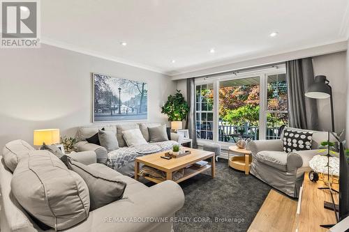 1230 Wood Place, Oakville, ON - Indoor Photo Showing Living Room