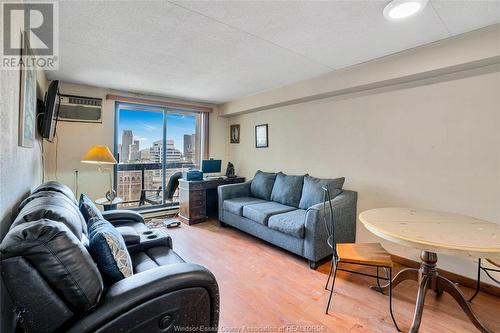 150 Park Unit# 1706, Windsor, ON - Indoor Photo Showing Living Room