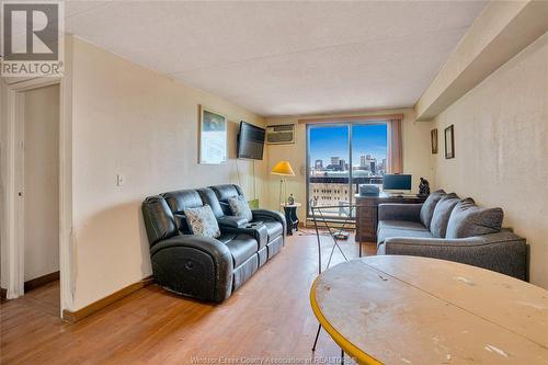 150 Park Unit# 1706, Windsor, ON - Indoor Photo Showing Living Room