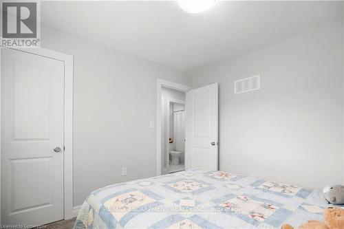 14 Lakeview Avenue, Grimsby, ON - Indoor Photo Showing Bedroom