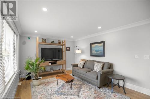 14 Lakeview Avenue, Grimsby, ON - Indoor Photo Showing Living Room