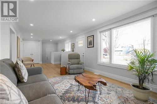 14 Lakeview Avenue, Grimsby, ON - Indoor Photo Showing Living Room