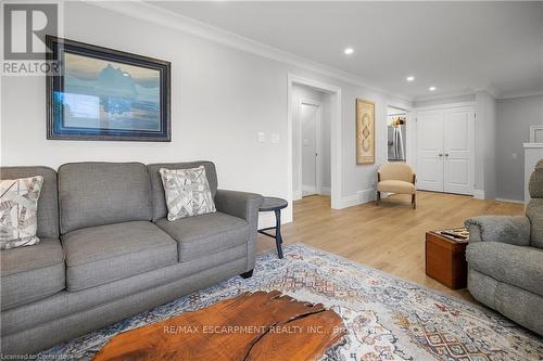 14 Lakeview Avenue, Grimsby, ON - Indoor Photo Showing Living Room