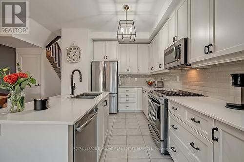 3980 Crown Street, Lincoln, ON - Indoor Photo Showing Kitchen With Stainless Steel Kitchen With Double Sink With Upgraded Kitchen