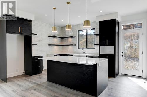 1113 Collinson Court, Kelowna, BC - Indoor Photo Showing Kitchen With Upgraded Kitchen