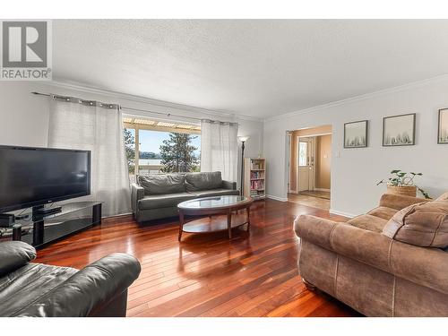 781 Carmi Avenue, Penticton, BC - Indoor Photo Showing Living Room