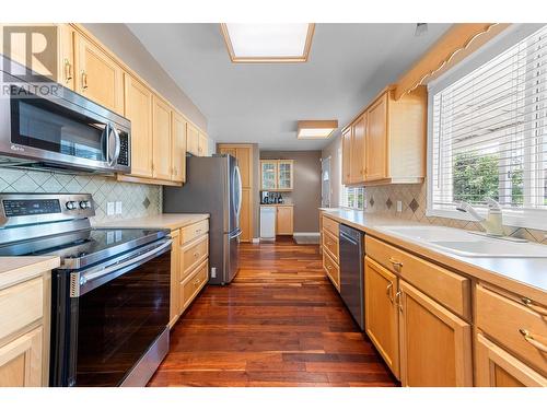 781 Carmi Avenue, Penticton, BC - Indoor Photo Showing Kitchen