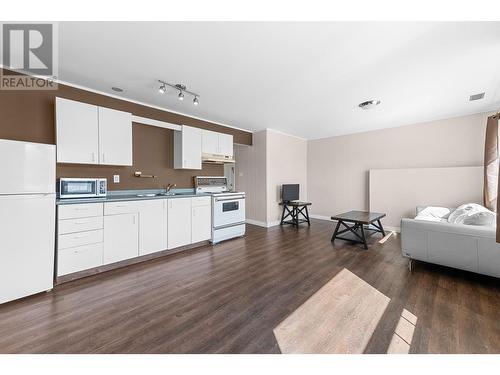 781 Carmi Avenue, Penticton, BC - Indoor Photo Showing Kitchen