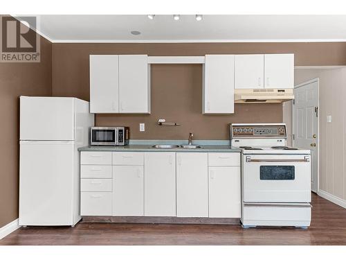 781 Carmi Avenue, Penticton, BC - Indoor Photo Showing Kitchen