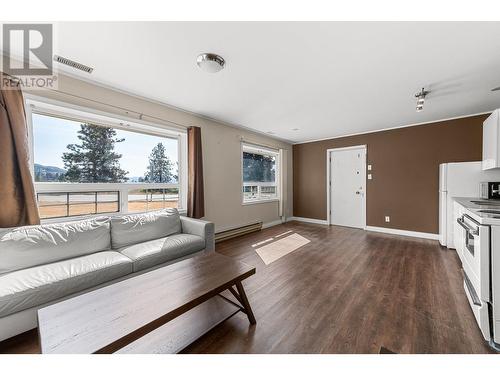 781 Carmi Avenue, Penticton, BC - Indoor Photo Showing Living Room