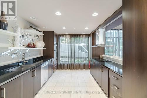 1011 - 23 Sheppard Avenue E, Toronto, ON - Indoor Photo Showing Kitchen