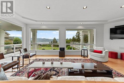 3044 Debeck Road, Naramata, BC - Indoor Photo Showing Living Room