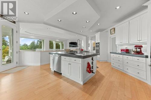 3044 Debeck Road, Naramata, BC - Indoor Photo Showing Kitchen