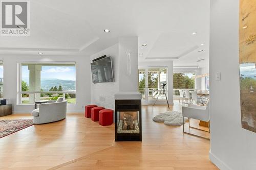 3044 Debeck Road, Naramata, BC - Indoor Photo Showing Living Room