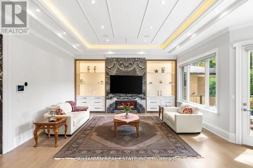 319 Betty Ann Drive, Toronto, ON - Indoor Photo Showing Living Room