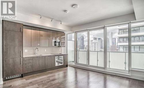 2107 - 403 Church Street, Toronto (Church-Yonge Corridor), ON - Indoor Photo Showing Kitchen