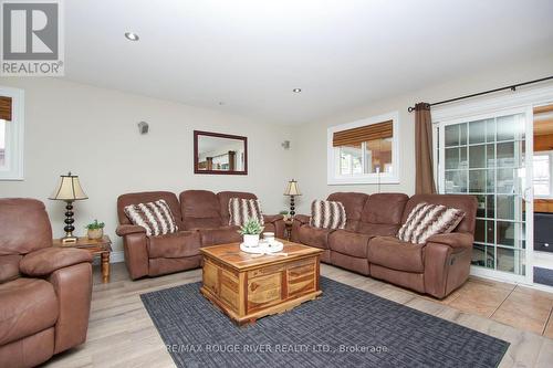 29 Keewatin Street S, Oshawa (Donevan), ON - Indoor Photo Showing Living Room