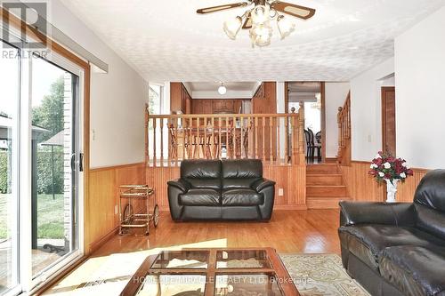 93 Old Chicopee Drive, Kitchener, ON - Indoor Photo Showing Living Room