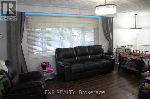 33 Hampton Place, Kitchener, ON - Indoor Photo Showing Living Room