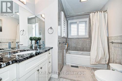 33 Hampton Place, Kitchener, ON - Indoor Photo Showing Bathroom