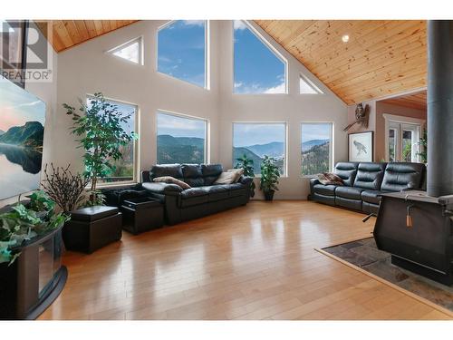 771 Toy Creek Road, Kaleden, BC - Indoor Photo Showing Living Room