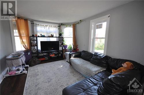 74 Jasper Avenue, Smiths Falls, ON - Indoor Photo Showing Living Room