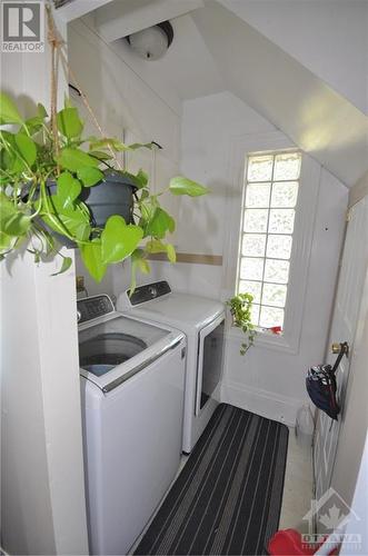 74 Jasper Avenue, Smiths Falls, ON - Indoor Photo Showing Laundry Room