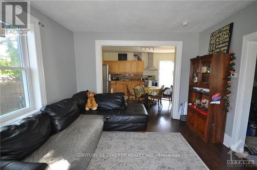 74 Jasper Avenue, Smiths Falls, ON - Indoor Photo Showing Living Room