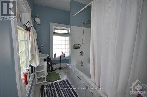 74 Jasper Avenue, Smiths Falls, ON - Indoor Photo Showing Bathroom