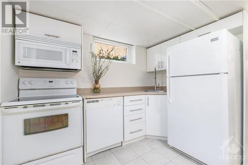 2034 Saunderson Drive, Ottawa, ON - Indoor Photo Showing Kitchen